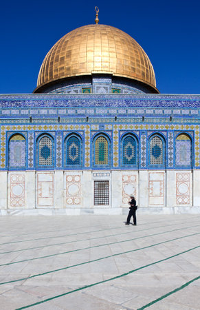 Jerusalem,  Israel - November 3, 2010:  People near the Top of the Rock mosque on the Temple Mount (Har Habait)のeditorial素材