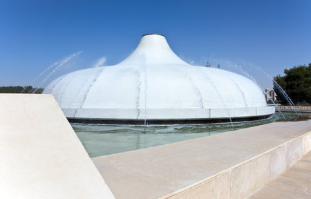 Israel, Jerusalem, Israel Museum, the Shrine of the Book fountainのeditorial素材