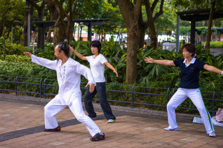 Hong Kong, China - September 27,  2007: A Tai Chi training in the Victoria parkのeditorial素材