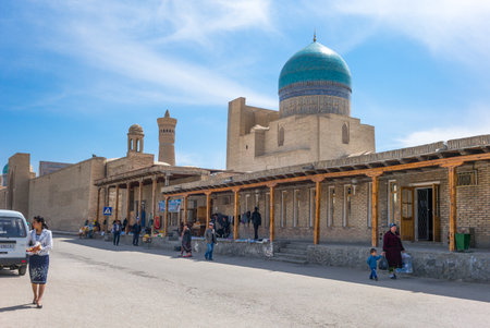 Buckara, Uzbekistan - Aprilr 16, 2014: Local people in the market area on the side of the Kalon mosqueのeditorial素材