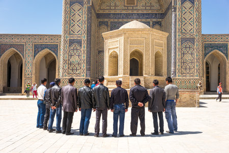 Buckara, Uzbekistan - Aprilr 16, 2014: Local people in the inside square of the Kalon mosqueのeditorial素材