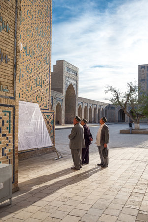 Buckara, Uzbekistan - Aprilr 16, 2014: Local people in the inside square of the Kalon mosqueのeditorial素材