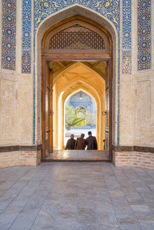 Buckara, Uzbekistan - Aprilr 16, 2014: Local people at the main entrance of the Kalon mosqueのeditorial素材
