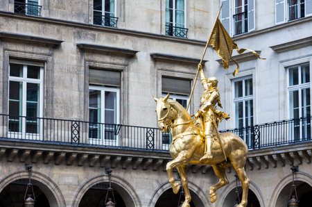 Paris, Place des Pyramides, the Ieanne D'Arc mounumentのeditorial素材