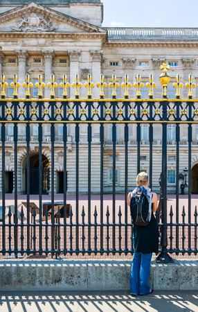 London, England - June 29, 2008: A young lady  looking Buckingham palaceのeditorial素材