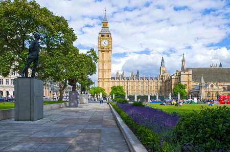 London, England - June 29, 2008: People in Parliament square with the Westminster palace in the backgroundのeditorial素材