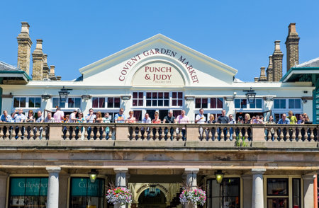 London, England - July 1, 2008:  People in the Covent Garden terraceのeditorial素材
