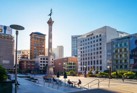 San Francisco, USA - September 21, 2015: People sitting between the architectures of Union Square with the column to the Admiral G. Deweyのeditorial素材