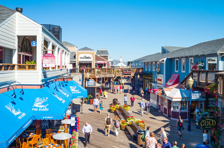 San Francisco, USA - September 21, 2015:  Tourists between the attractions, shops and restaurants in the Pier 39.のeditorial素材