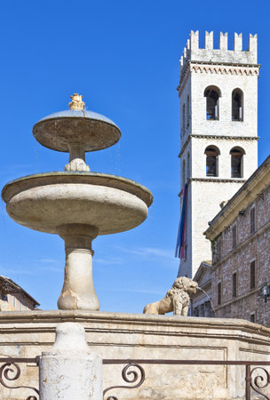 Assisi, Italy - May 21,2009: The fountain and the Del Popolo tower in the Municipal squareのeditorial素材