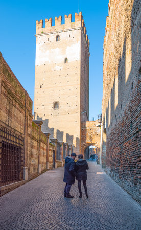 Verona, Italy - December 6, 2013: Visitors in the Catelvecchio castleのeditorial素材