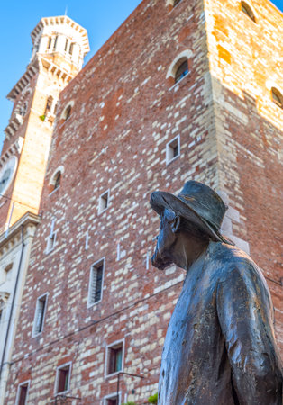Verona, Italy - December 7, 2013:  The Barbarani statue in  Delle Erbe squareのeditorial素材