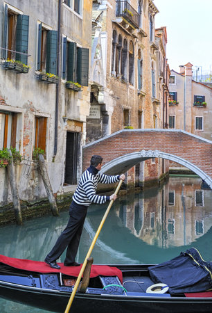 Venice, Itaky - April 27, 2008:  A traditional gondolier in  a canal of the old cityのeditorial素材