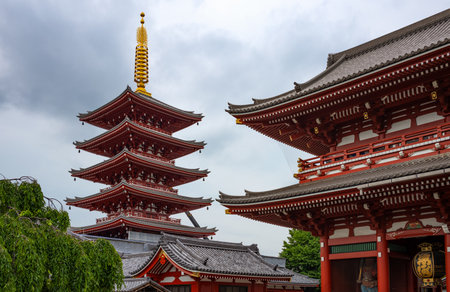 Tokyo, Japan - June 7, 2017: Local people and visitors in the Asakusa Templeのeditorial素材