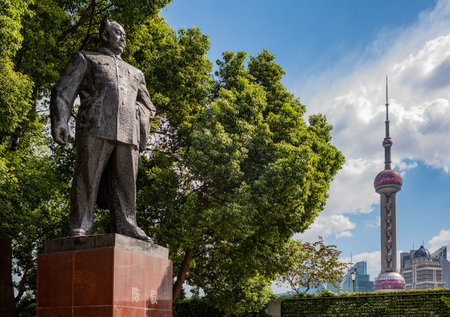 Shanghai, China, the historic monument of Mao Zedong on the Bund promenade. In the background the Oriental Pearl TV Towerのeditorial素材