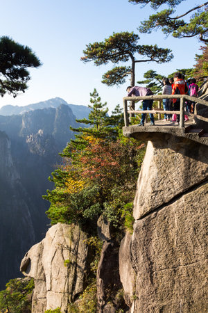 Oct 2014 - Huangshan, China - Tourists in the Grand Canyon of the West Sea on mount Huangshan. Mt Huangshan is one of the most famous of China and has inspired hundreds of poets and paintersのeditorial素材