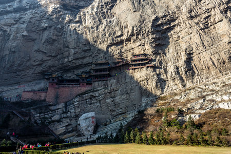 The famous hanging monastery near Datong, Shanxi province, China. The characters on the rock mean "grand sight", the others are a buddhism poemの写真素材