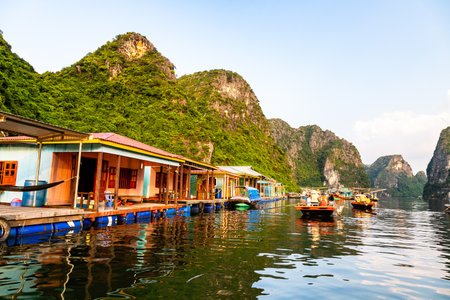 Aug 2016 - Halong Bay, Vietnam â Fishermen floating village in Halong Bay. Set in the gulf of Tonkin, Halong Bay is a UNESCO World Heritage Site, famous for its karst formations.のeditorial素材