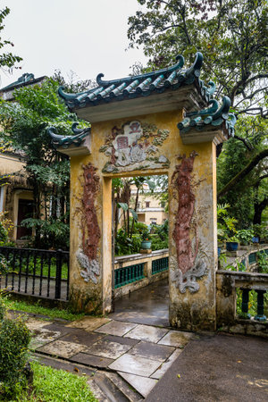 July 2017 â Kaiping, China - Carved Arch in Li garden Kaiping Diaolou complex, near Guangzhou. Built by rich overseas Chinese, these family houses are a unique mix of Chinese and western architectureのeditorial素材