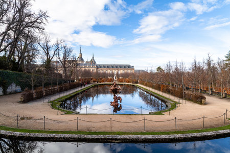 Dec 2018 - La Granja de San Ildefonso, Segovia, Spain? view of Fuente de la Carrera de Caballos and Royal Palace in Autumn. The Royal Palace and its gardens were built during the reign of Felipe Vのeditorial素材