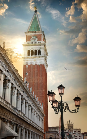 Piazza San Marco at sunrise, Vinice, Italyの写真素材