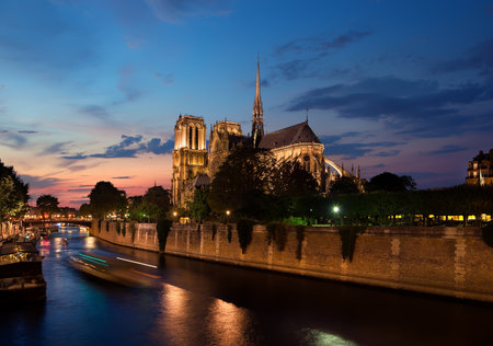 Notre Dame de Paris in the evening, Franceの写真素材