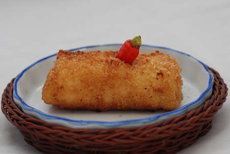 Fried brown mayonnaise cake with a long, coarse-textured shape, slightly shiny, formerly used gireng...
