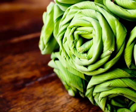Rose of Pandanus leaf on wood table2の写真素材