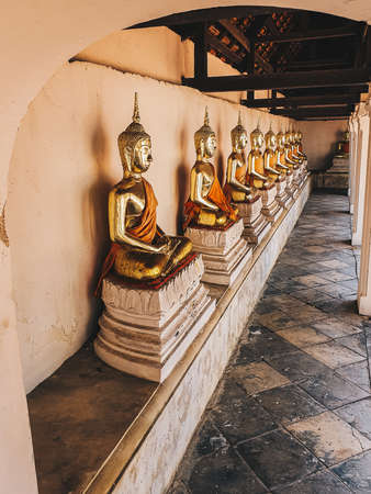 Row of golden peaceful sitting buddha statue in the Thailand templeのeditorial素材