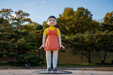 Seoul, South Korea - November 2021: The giant doll from Netflix original series 'Squid Game' at the  Park in Seoul.のeditorial素材