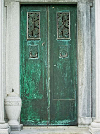 New Orleans, LA USA - Jun 2, 2017  -  Green Door to a Tombのeditorial素材