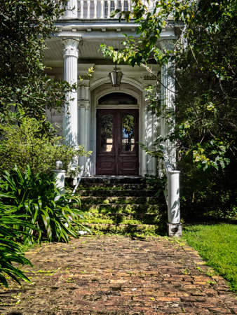 New Orleans, LA, USA -  Sep. 11, 2016  -  Old abandon house enterance on St. Charles Ave New Orleans.  This mansion is falling apart and is a beautiful home if someone would invest the money it would take to fix it up.のeditorial素材