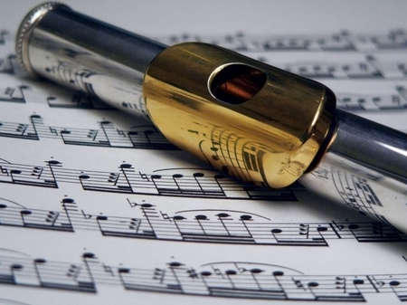 flute with gold mouthpiece on sheet musicの写真素材