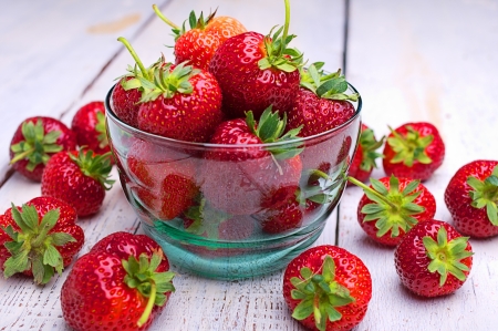 fresh strawberries in glass bowlsの写真素材