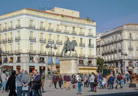 Madrid, Spain-24 February 2019: Tio Sculpture King Charles III et squareのeditorial素材