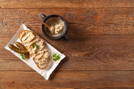 Sandwich with lard and pickled cucumber. Traditionally rendered lard with cracklings and onion. Decorated with dill.の写真素材