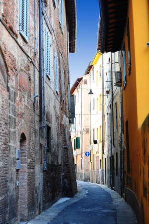 Narrow Alley With Old Buildings In Italian City of Pisaの写真素材
