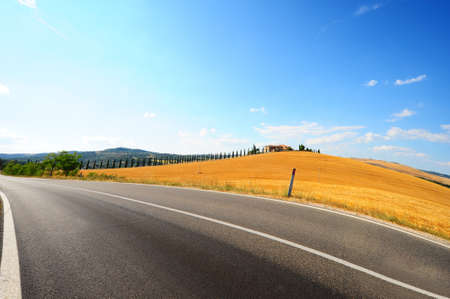  The Farmer's House in Tuscany near Asphalt Roadの写真素材