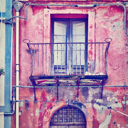 Unsightly Facade of the Old House in Sicilian City of Piazza Armerina   の写真素材