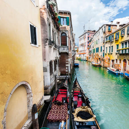 Houses peeling off from dampness. Venice is situated across a group of islands that are separated by canals and linked by bridges. Gondola is a traditional, flat-bottomed Venetian rowing boatのeditorial素材