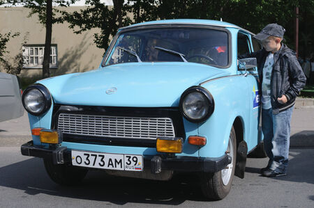 KALININGRAD, RUSSIA - SEPTEMBER 11, 2011  An unidentified child, exhibition of vintage cars  in celebration of the city のeditorial素材