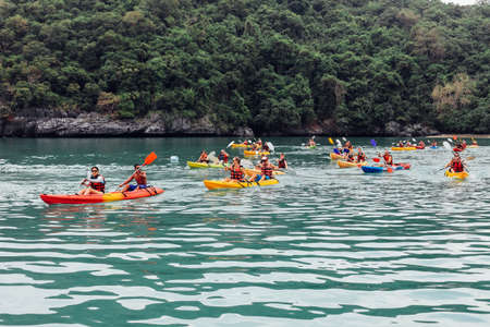 ANG THONG, THAILAND - JANUARY 1, 2015: Group of tourists kayakingのeditorial素材