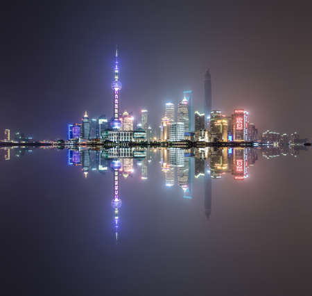 Shanghai Bund, Lujiazui mirror night picturesのeditorial素材