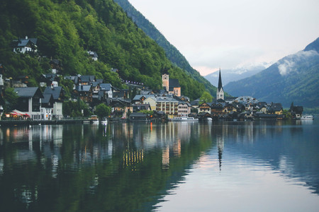 Summer landscape panorama picture of the famous Hallstatt mountain village in the Austrian Alpsの素材 [FY310123744498]