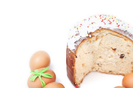 Painted Easter eggs lie in a circle next to the sliced ??cake on a white background
の写真素材