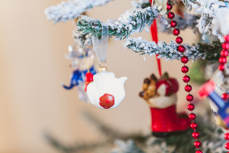 original Christmas tree toy is a white kettle weighing on a Christmas tree. Around the red garland
の写真素材