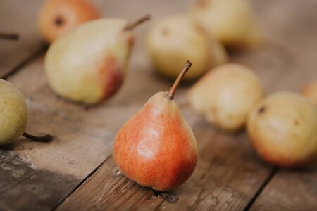 group of ripe pears lie on old planed wooden boards
の写真素材
