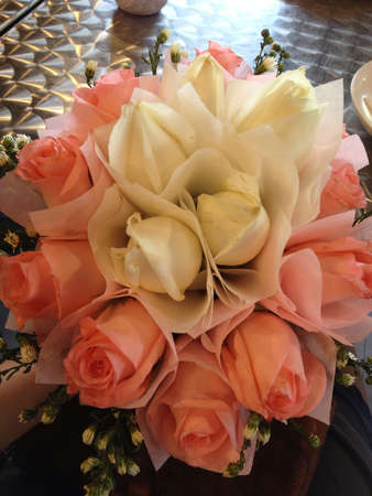 bouquet of white and pink rosesの素材