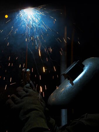 a picture of a welder working at nightの写真素材