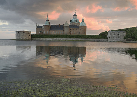 Kalmar Castle at sunset reflects in the waterのeditorial素材